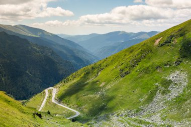 Romanya 'nın en ünlü Transfagarasan yolu. Romanya 'nın Karpatlar kentindeki çok pitoresk bir dağ yolu. Bir dağın tepesindeki manzara ya da doğa.