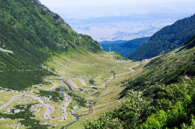 Romanya 'nın en ünlü Transfagarasan yolu. Romanya 'nın Karpatlar kentindeki çok pitoresk bir dağ yolu. Bir dağın tepesindeki manzara ya da doğa.