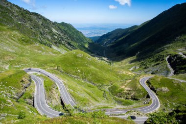 Romanya 'nın en ünlü Transfagarasan yolu. Romanya 'nın Karpatlar kentindeki çok pitoresk bir dağ yolu. Bir dağın tepesindeki manzara ya da doğa.