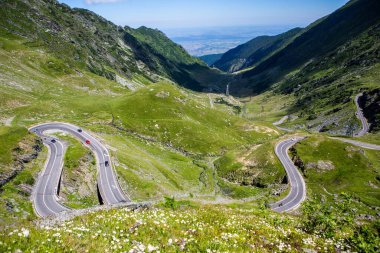 Romanya 'nın en ünlü Transfagarasan yolu. Romanya 'nın Karpatlar kentindeki çok pitoresk bir dağ yolu. Bir dağın tepesindeki manzara ya da doğa.