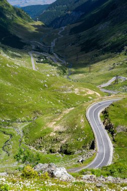 Romanya 'nın en ünlü Transfagarasan yolu. Romanya 'nın Karpatlar kentindeki çok pitoresk bir dağ yolu. Bir dağın tepesindeki manzara ya da doğa.