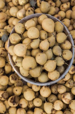 Çiftçi pazarının tezgahında sarı armutlar.