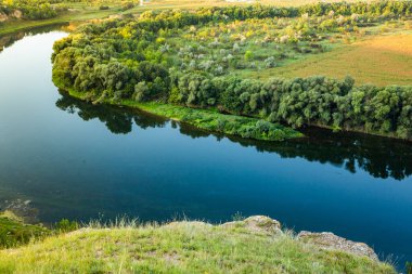 Fotoğraf, Moldova Cumhuriyeti 'nin kuzeyinden, Avrupa' nın güzel manzarası ve harika doğası ile çekilmiştir. Moldova 'daki en önemli nehir olan Dinyester Nehri..