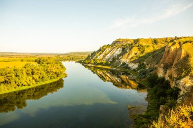 Fotoğraf, Moldova Cumhuriyeti 'nin kuzeyinden, Avrupa' nın güzel manzarası ve harika doğası ile çekilmiştir. Moldova 'daki en önemli nehir olan Dinyester Nehri..