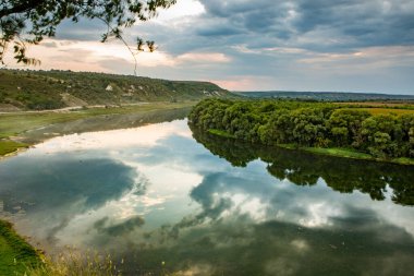 Fotoğraf, Moldova Cumhuriyeti 'nin kuzeyinden, Avrupa' nın güzel manzarası ve harika doğası ile çekilmiştir. Moldova 'daki en önemli nehir olan Dinyester Nehri..