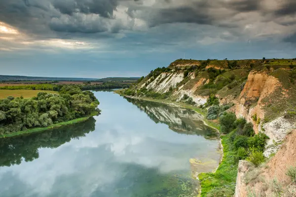 Fotoğraf, Moldova Cumhuriyeti 'nin kuzeyinden, Avrupa' nın güzel manzarası ve harika doğası ile çekilmiştir. Moldova 'daki en önemli nehir olan Dinyester Nehri..