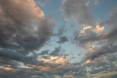 Bulutlar, Bulutlu Bir Gün 'de Okyanus' un yakınındaki Günbatımında Renkli Bulutlar