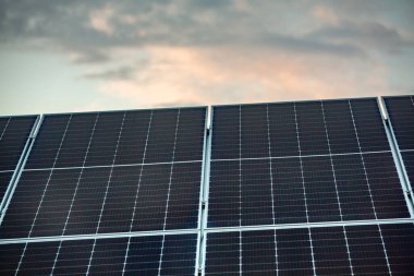 Güneş paneli, fotovoltaik, alternatif elektrik kaynağı. Yenilenebilir Enerji. Güneş Gücü. 