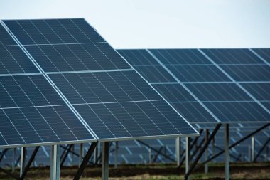 Güneş enerjisi santrali ya da paneller, fotovoltaikler, alternatif elektrik kaynağı. Sürdürülebilir ve yenilenebilir kaynaklar kavramı.