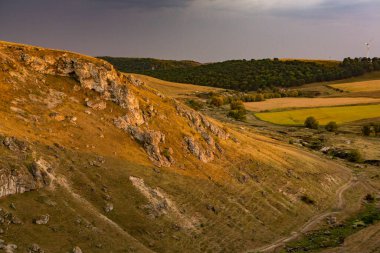Moldova Cumhuriyeti 'nin kuzeyindeki güzel yaz manzarası. Eski SSCB 'den küçük bir Doğu Avrupa ülkesi..