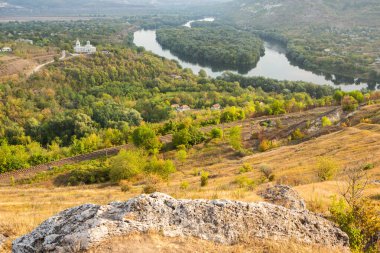 Moldova Cumhuriyeti 'nin kuzeyindeki güzel yaz manzarası. Eski SSCB 'den küçük bir Doğu Avrupa ülkesi..