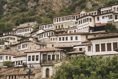 Arnavutluk 'un ünlü eski Berat kasabası. Osmanlı döneminden kalma evlerin olduğu Picturesque caddesi. Arnavutluk 'un orta kesiminde güzel manzara.