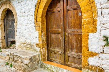 Arnavutluk 'un ünlü eski Berat kasabası. Osmanlı döneminden kalma evlerin olduğu Picturesque caddesi. Arnavutluk 'un orta kesiminde güzel manzara.