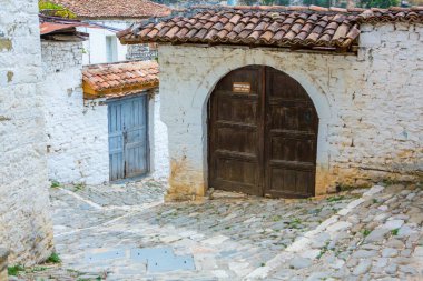 Arnavutluk 'un ünlü eski Berat kasabası. Osmanlı döneminden kalma evlerin olduğu Picturesque caddesi. Arnavutluk 'un orta kesiminde güzel manzara.