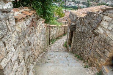 Arnavutluk 'un ünlü eski Berat kasabası. Osmanlı döneminden kalma evlerin olduğu Picturesque caddesi. Arnavutluk 'un orta kesiminde güzel manzara.