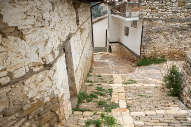 Arnavutluk 'un ünlü eski Berat kasabası. Osmanlı döneminden kalma evlerin olduğu Picturesque caddesi. Arnavutluk 'un orta kesiminde güzel manzara.