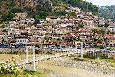 Arnavutluk 'un ünlü eski Berat kasabası. Osmanlı döneminden kalma evlerin olduğu Picturesque caddesi. Arnavutluk 'un orta kesiminde güzel manzara.