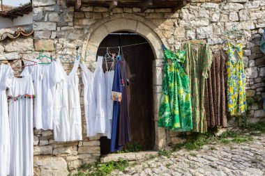 Arnavutluk 'un ünlü eski Berat kasabası. Osmanlı döneminden kalma evlerin olduğu Picturesque caddesi. Arnavutluk 'un orta kesiminde güzel manzara.