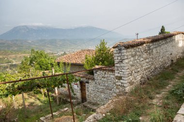 Arnavutluk 'un ünlü eski Berat kasabası. Osmanlı döneminden kalma evlerin olduğu Picturesque caddesi. Arnavutluk 'un orta kesiminde güzel manzara.