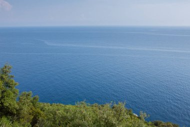 Arnavutluk sahilinde Gjipe plajı yakınlarında Adriyatik Denizi ile çok güzel bir manzara. Turkuaz deniz..