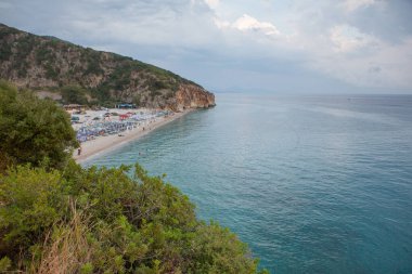 Arnavutluk sahilinde Gjipe plajı yakınlarında Adriyatik Denizi ile çok güzel bir manzara. Turkuaz deniz..