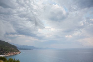 Arnavutluk sahilinde Gjipe plajı yakınlarında Adriyatik Denizi ile çok güzel bir manzara. Turkuaz deniz..