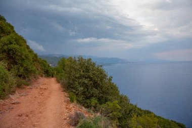 Arnavutluk sahilinde Gjipe plajı yakınlarında Adriyatik Denizi ile çok güzel bir manzara. Turkuaz deniz..