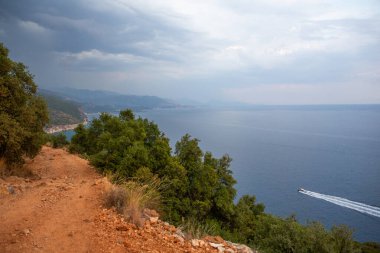 Arnavutluk sahilinde Gjipe plajı yakınlarında Adriyatik Denizi ile çok güzel bir manzara. Turkuaz deniz..