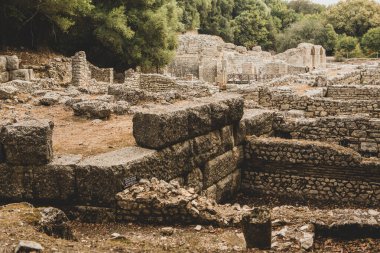 Arnavutluk 'un Butrint kentinde antik Roma kenti harabeleri bulunuyor. Bu arkeolojik alan UNESCO 'nun Dünya Mirası Alanı. Arnavutluk ve Avrupa 'da seyahat.