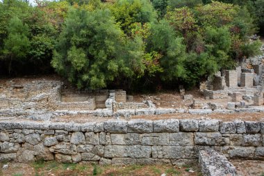 Arnavutluk 'un Butrint kentinde antik Roma kenti harabeleri bulunuyor. Bu arkeolojik alan UNESCO 'nun Dünya Mirası Alanı. Arnavutluk ve Avrupa 'da seyahat.