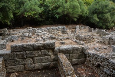 Arnavutluk 'un Butrint kentinde antik Roma kenti harabeleri bulunuyor. Bu arkeolojik alan UNESCO 'nun Dünya Mirası Alanı. Arnavutluk ve Avrupa 'da seyahat.