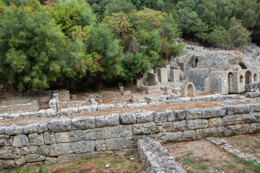 Arnavutluk 'un Butrint kentinde antik Roma kenti harabeleri bulunuyor. Bu arkeolojik alan UNESCO 'nun Dünya Mirası Alanı. Arnavutluk ve Avrupa 'da seyahat.