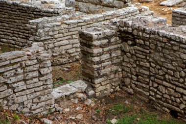 Arnavutluk 'un Butrint kentinde antik Roma kenti harabeleri bulunuyor. Bu arkeolojik alan UNESCO 'nun Dünya Mirası Alanı. Arnavutluk ve Avrupa 'da seyahat.