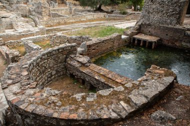 Arnavutluk 'un Butrint kentinde antik Roma kenti harabeleri bulunuyor. Bu arkeolojik alan UNESCO 'nun Dünya Mirası Alanı. Arnavutluk ve Avrupa 'da seyahat.