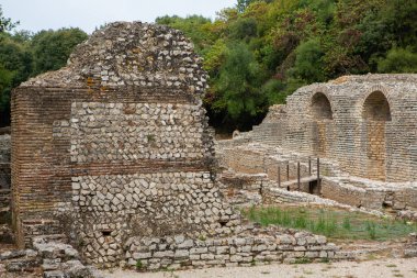 Arnavutluk 'un Butrint kentinde antik Roma kenti harabeleri bulunuyor. Bu arkeolojik alan UNESCO 'nun Dünya Mirası Alanı. Arnavutluk ve Avrupa 'da seyahat.