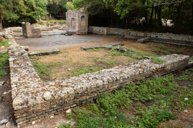 Arnavutluk 'un Butrint kentinde antik Roma kenti harabeleri bulunuyor. Bu arkeolojik alan UNESCO 'nun Dünya Mirası Alanı. Arnavutluk ve Avrupa 'da seyahat.