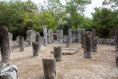 Arnavutluk 'un Butrint kentinde antik Roma kenti harabeleri bulunuyor. Bu arkeolojik alan UNESCO 'nun Dünya Mirası Alanı. Arnavutluk ve Avrupa 'da seyahat.