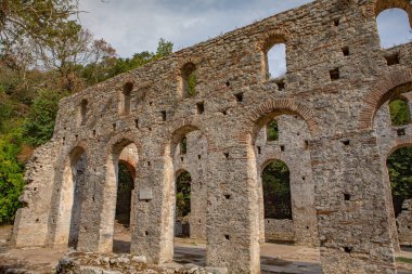 Arnavutluk 'un Butrint kentinde antik Roma kenti harabeleri bulunuyor. Bu arkeolojik alan UNESCO 'nun Dünya Mirası Alanı. Arnavutluk ve Avrupa 'da seyahat.