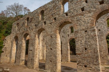 Arnavutluk 'un Butrint kentinde antik Roma kenti harabeleri bulunuyor. Bu arkeolojik alan UNESCO 'nun Dünya Mirası Alanı. Arnavutluk ve Avrupa 'da seyahat.