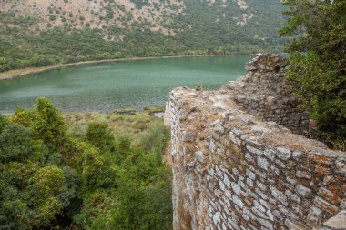 Arnavutluk 'un Butrint kentinde antik Roma kenti harabeleri bulunuyor. Bu arkeolojik alan UNESCO 'nun Dünya Mirası Alanı. Arnavutluk ve Avrupa 'da seyahat.