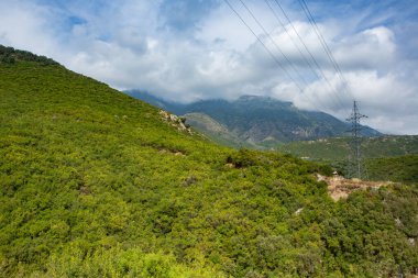 Arnavutluk 'taki dağ manzarası. Avrupa 'nın güzel yaz doğası. Arnavutluk 'ta macera seyahati.