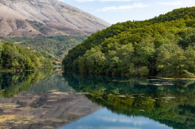 Arnavutluk 'taki dağ manzarası. Avrupa 'nın güzel yaz doğası. Arnavutluk 'ta macera seyahati.