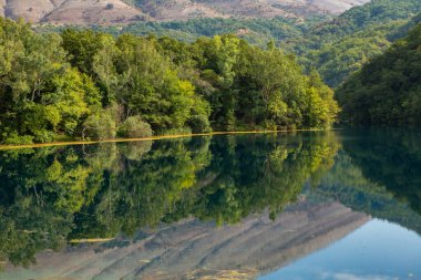 Arnavutluk 'taki dağ manzarası. Avrupa 'nın güzel yaz doğası. Arnavutluk 'ta macera seyahati.