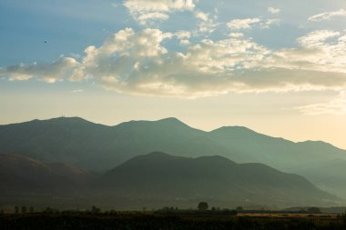 Arnavutluk 'taki dağ manzarası. Avrupa 'nın güzel yaz doğası. Arnavutluk 'ta macera seyahati.
