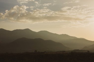 Arnavutluk 'taki dağ manzarası. Avrupa 'nın güzel yaz doğası. Arnavutluk 'ta macera seyahati.