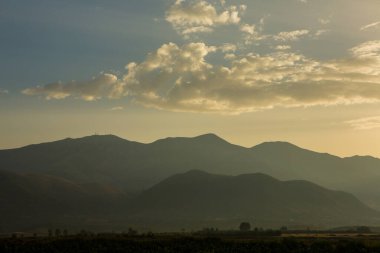 Arnavutluk 'taki dağ manzarası. Avrupa 'nın güzel yaz doğası. Arnavutluk 'ta macera seyahati.