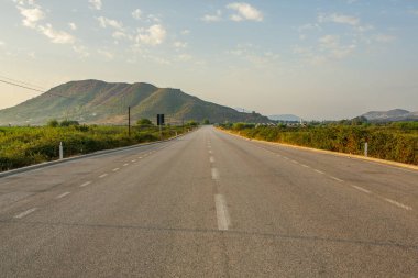 Arnavutluk 'taki dağ manzarası. Avrupa 'nın güzel yaz doğası. Arnavutluk 'ta macera seyahati.