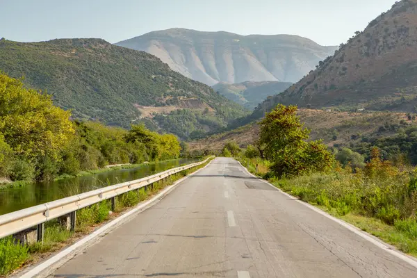 Arnavutluk 'taki dağ manzarası. Avrupa 'nın güzel yaz doğası. Arnavutluk 'ta macera seyahati.