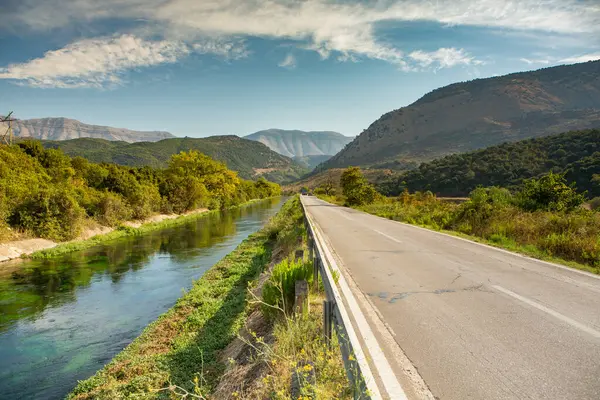 Arnavutluk 'taki dağ manzarası. Avrupa 'nın güzel yaz doğası. Arnavutluk 'ta macera seyahati.