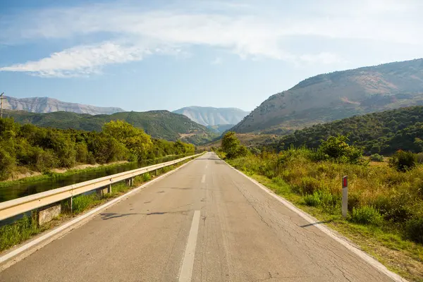 Arnavutluk 'taki dağ manzarası. Avrupa 'nın güzel yaz doğası. Arnavutluk 'ta macera seyahati.